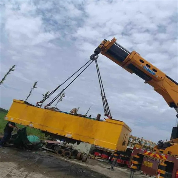 公安吊运集装箱的吊车